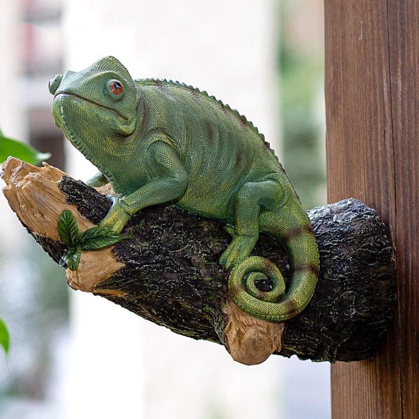 Pryskyřice chameleon figurky na stromě